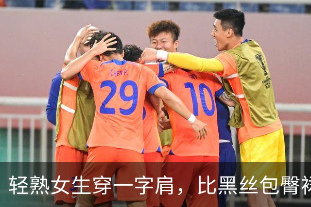 轻熟女生穿一字肩，比黑丝包臀裙更有味道